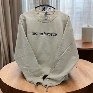 Gildan Unisex Embroidered "mom's favorite" Sweatshirt NWT